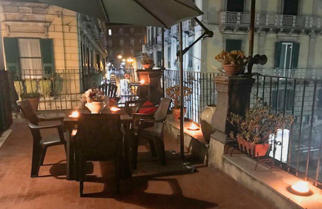 Casa Beatrice, Appartamento Nel Centro Di Napoli Napels Buitenkant foto